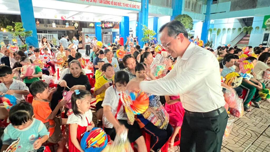 Ông Trần Anh Hoàng , Giám đốc Quảng Cáo Linh Anh, tham dự đêm hội Trung thu tại phường Tân Sơn Hòa, tp.HCM 5 1790331720429 2012465878701460028 g3446957122316027143 ab4c4ae17fd0d3b40fda3a47970c3f62