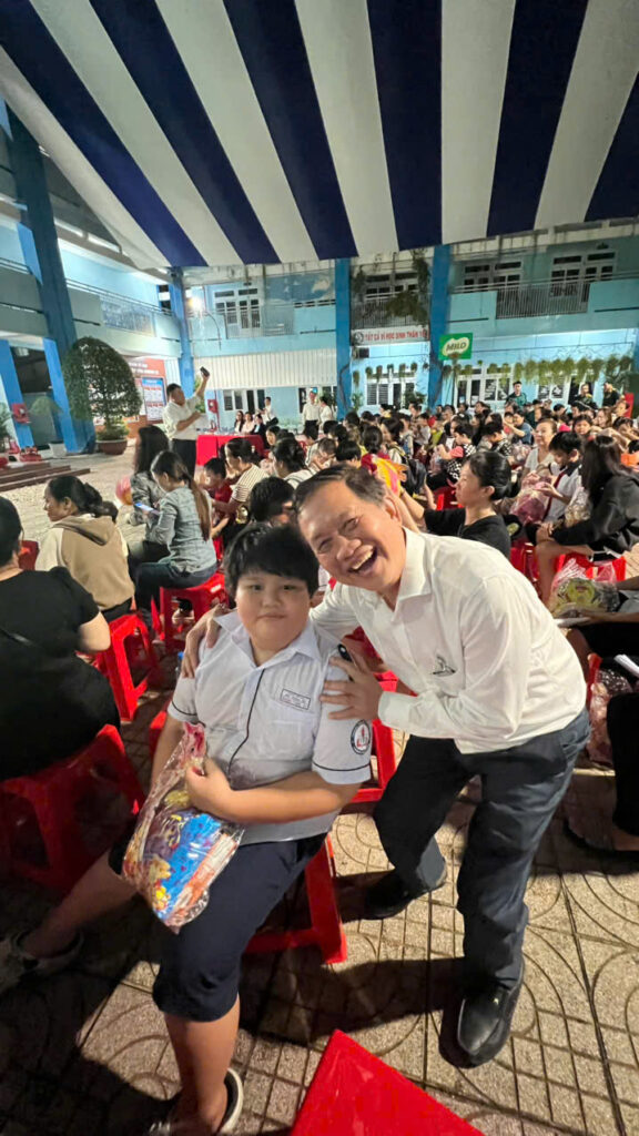Ông Trần Anh Hoàng , Giám đốc Quảng Cáo Linh Anh, tham dự đêm hội Trung thu tại phường Tân Sơn Hòa, tp.HCM 3 1790331720441 2012465878701460028 g3446957122316027143 04b11c7c6027d6bd9bb1423f257f7646