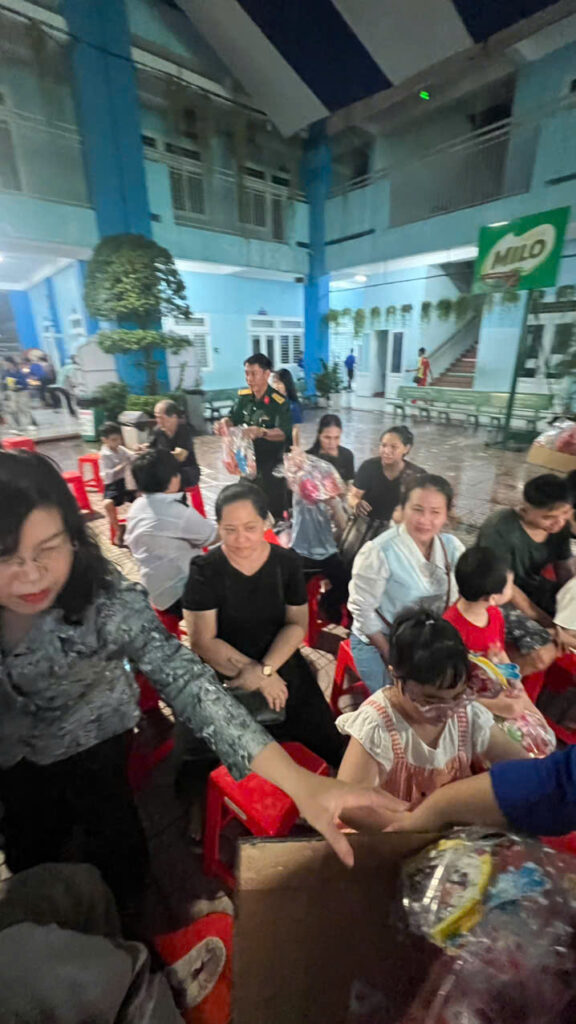 Ông Trần Anh Hoàng , Giám đốc Quảng Cáo Linh Anh, tham dự đêm hội Trung thu tại phường Tân Sơn Hòa, tp.HCM 2 1790331720463 2012465878701460028 g3446957122316027143 4a4c9998a68ebbbf764eab99278cc4f7