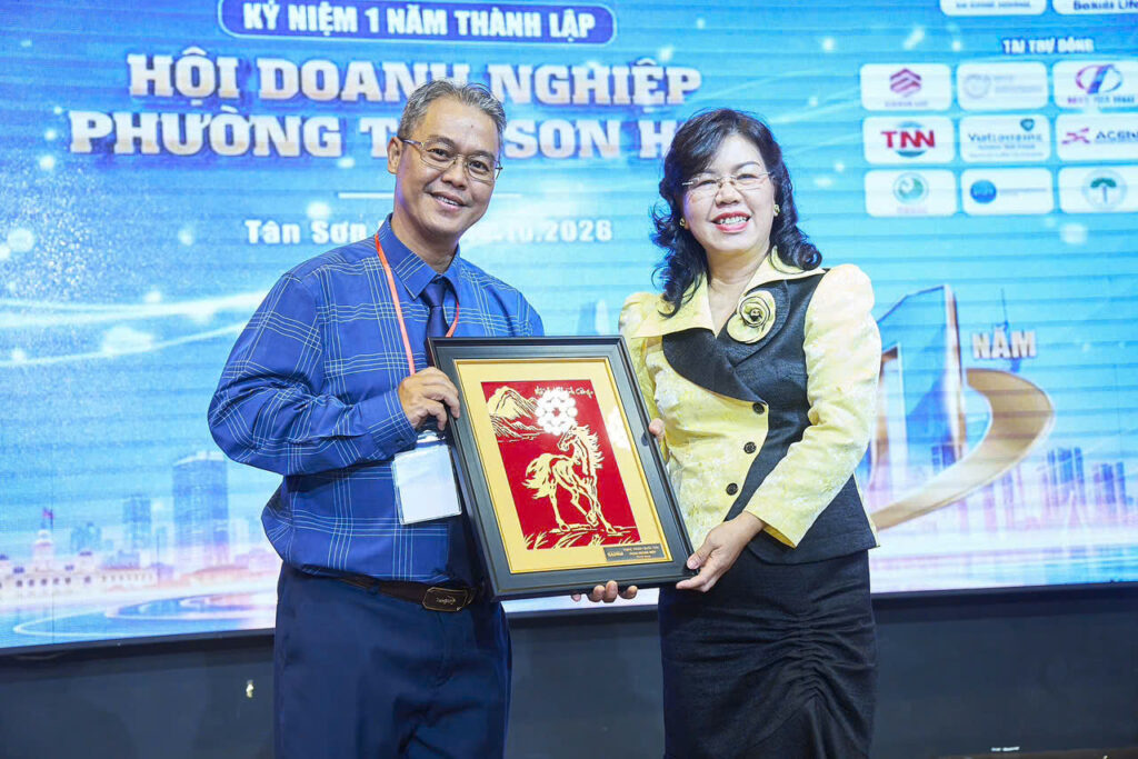 Quảng Cáo Linh Anh đón nhận Giấy khen tại Tân Sơn Hòa, TP.HCM 5 Quảng Cáo Linh Anh đón nhận Giấy khen tại Tân Sơn Hòa, TP.HCM