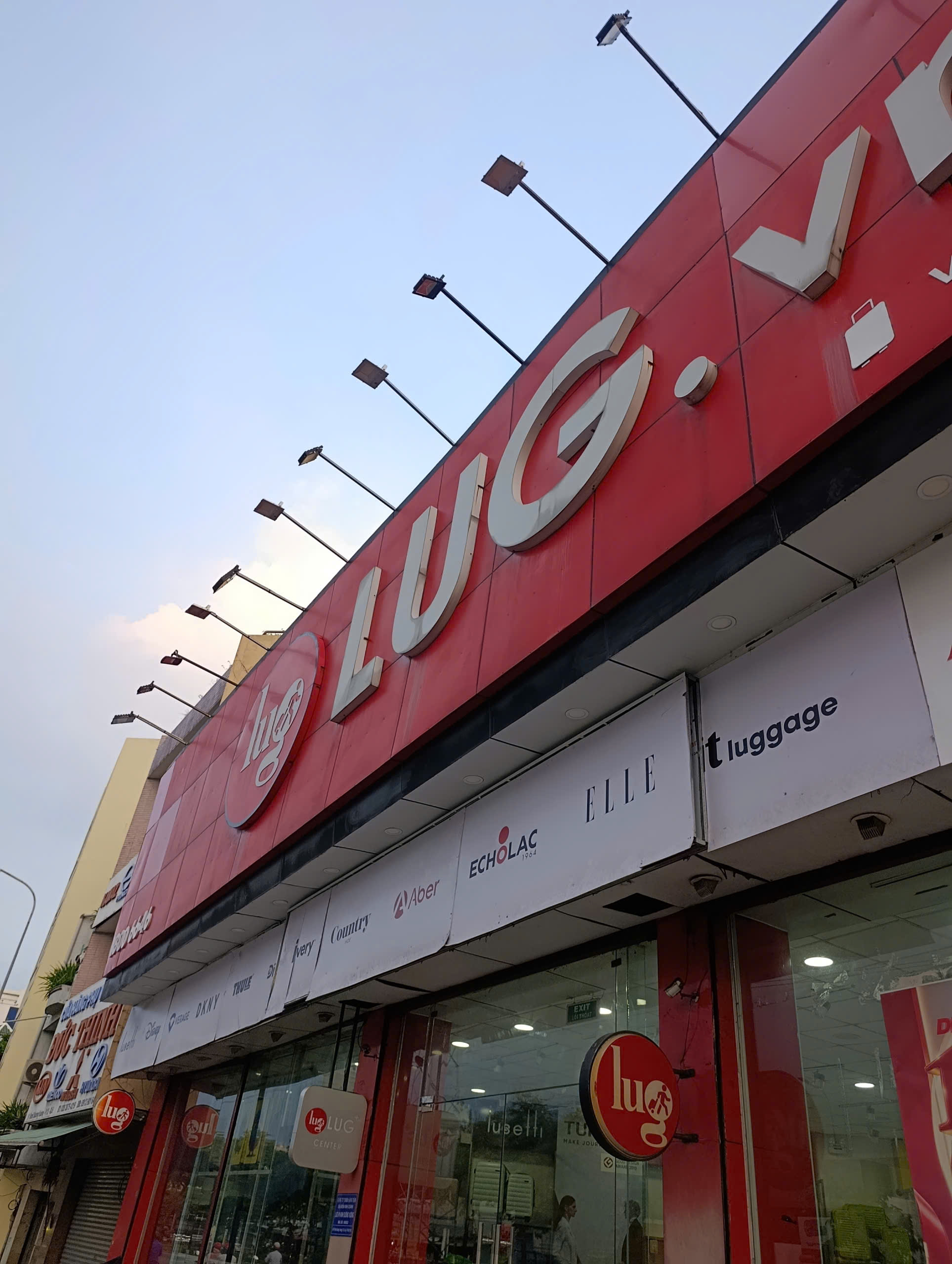 Cải tạo bảng hiệu cũ tại TP.HCM,  Phục hồi diện mạo cửa hàng cùng QC Linh Anh